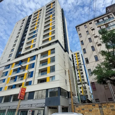 Executive studio suite,heated pool,king bed. Отели рядом с достопримечательностью «Торговый центр Yaya Centre»
