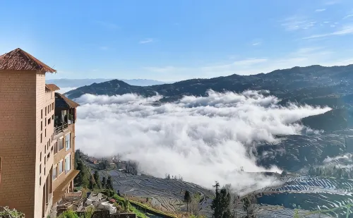 A place to watch the sunrise over the sea of clouds and terraces