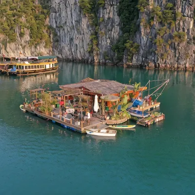 Lan Ha Floating Homestay Отели рядом с достопримечательностью «Пляж острова обезьян»