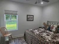 Country living in new 2bdrm/2bth farmhouse in lovely Chappell Hill with WiFi, AC - Homestays