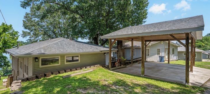 Lake front, spacious & cozy home with entertainment room. Hotels in Barry County