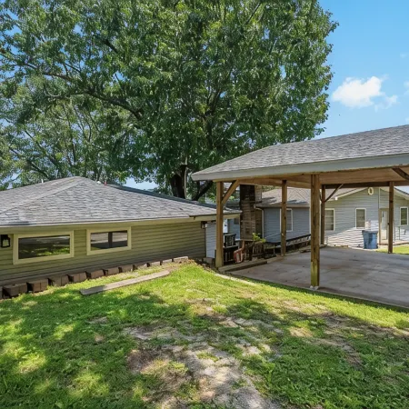 Lake front, spacious & cozy home with entertainment room. Отели в г. Шелл Ноб