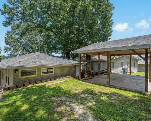 Lake front, spacious & cozy home with entertainment room. Hotéis em Shell Knob