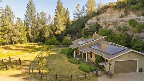 15 minutes from Murphys, Bocce Ball, Hot Tub, Pool Table, Sleeps 12 - 4-Star