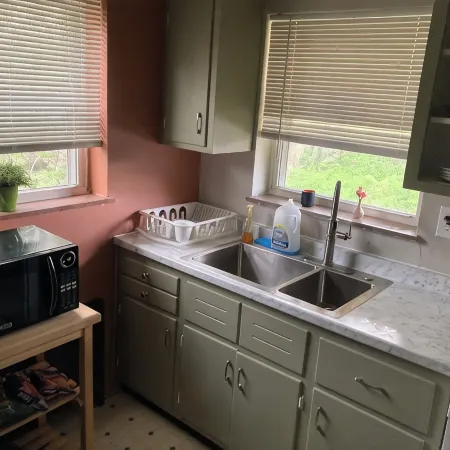 Remodeled 2-bedroom apartment in Clifton WiFi, AC near UC and Hospitals