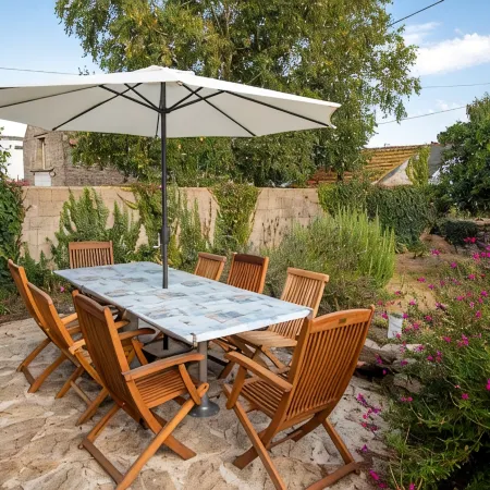 Charming longère in a quiet location 5 minutes from a large sandy beach.