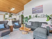 Panoramic Rainforest & Ocean Views, Fire Pit & EV Plug in Ucluelet Hotels in Ucluelet