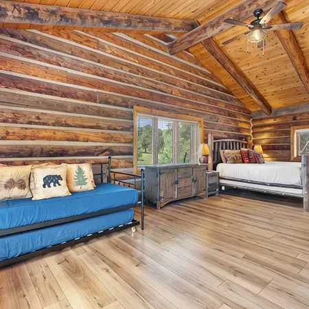 Renovated Historic Flagstaff Cabin, Trails, Hot tub