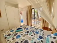 Bungalow, private pool and fiber optic internet, close to the sea, sheltered patio. - Private Pools