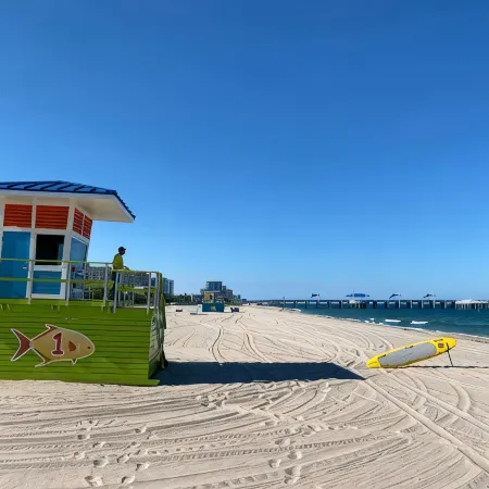 LUXURY STAY  W/BEACH, POOL, GYM, and SPA! Restaurants & bars across street also!