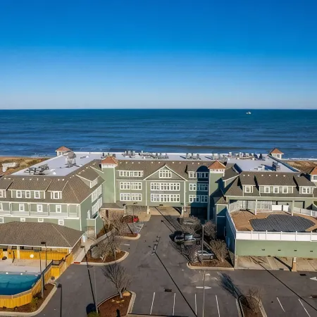 Beautiful Pup-Friendly Oceanfront Resort with Gym, Pool & Games! Well Stocked!