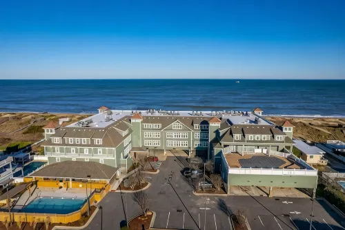 Beautiful Pup-Friendly Oceanfront Resort with Gym, Pool & Games! Well Stocked!