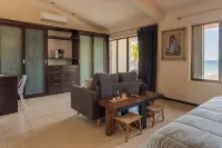 Beach house w/ private pool & sandy beach for 8 - Homestays