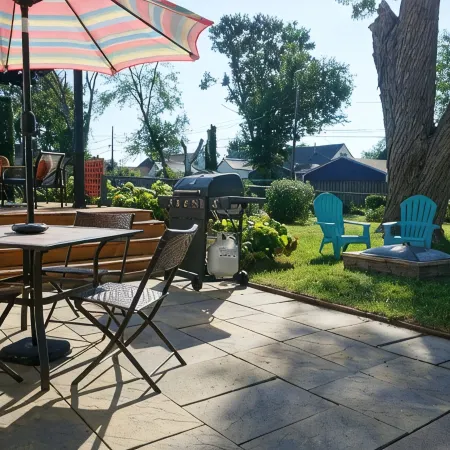 Vibrant Getaway! 2 Baths + Walk in Shower, Great Amenities & Value