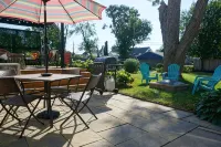 Vibrant Getaway! 2 Baths + Walk in Shower, Great Amenities & Value - Homestays