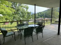 Beautiful Mountain View’s and Located on several acres for privacy - 3 étoiles