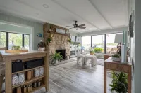 Cozy contemporary Lakefront Cottage