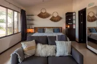 Beach house w/ private pool & sandy beach for 8 - Homestays