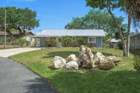 River's Edge Retreat-3/3.5, sleeps 9, waterfront with dock! Newly Remodeled! - 2-Star