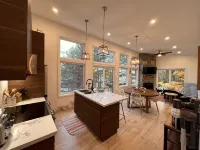 Lake front Cottage / Hot tub, Sauna , Arcade