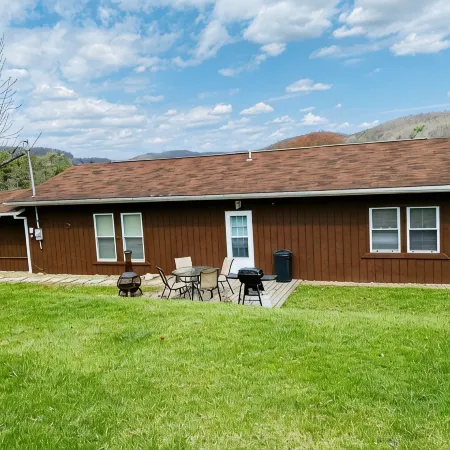 Charming 2 bedroom home in the heart of elk country.