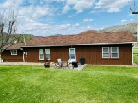 Charming 2 bedroom home in the heart of elk country.
