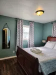 Sunlit Oasis: Family Friendly Suburban Private 4 Bedroom Retreat