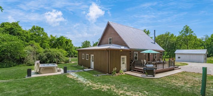 Peaceful 2-Bedroom Cabin near Lake Hope State Park in the Hocking Hills Region Hotels in Vinton County