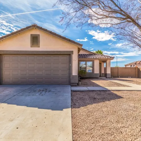 Family-Friendly Luxury ~ 1-Level Remodel, King Suite, BBQ Pergola & Golf Nearby