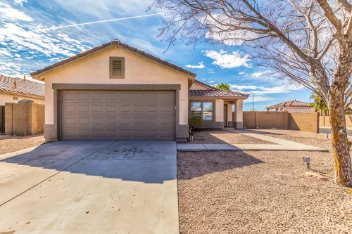 Family-Friendly Luxury ~ 1-Level Remodel, King Suite, BBQ Pergola & Golf Nearby