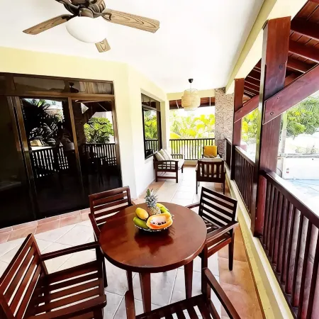 Fabulous 2 bedroom Beach Apt with a KING SIZE bed.