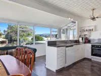 Three bedroom Ohope Beach Paradise Hotels in Ohope