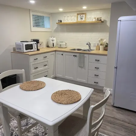 Gertie's Nook: Charming Private Studio Space close to everything!