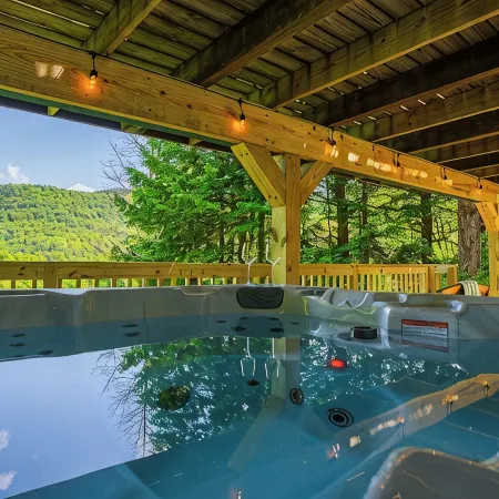 The Overlook - Hot Tub, Game Room, 5min to MTN