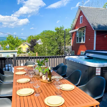 The Hensonville Honeypot - Hottub, Movie Theatre & Mountain Bikes!