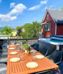 The Hensonville Honeypot - Hottub, Movie Theatre & Mountain Bikes!