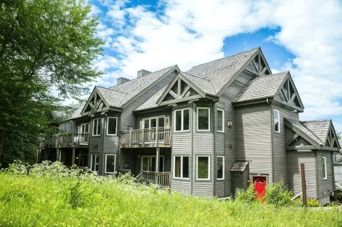 Ski in/Ski out 2 Bedroom Directly on Grammy Jay Run