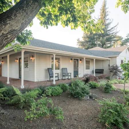 Sonoma Square Gem! Charming New Farmhouse w Pool + Private Detached Guest Suite
