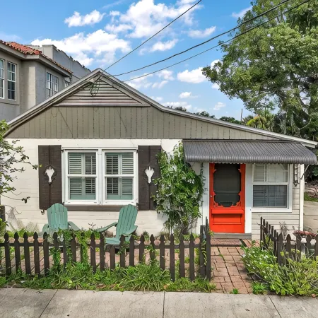 Location! Location! Location! in the Middle of Downtown Mt Dora!