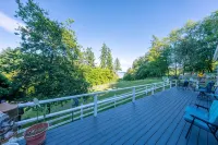 Pet/Family Friendly Getaway w/ Rainier and Marina Views Spacious Outdoor Space - 무료 와이파이