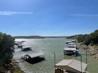 Relaxing lake house on Lake Bridgeport with private boat dock - 3つ星
