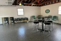 Lisa’s Lambeau Leap! 1 Block to Lambeau! Large Driveway, Patio & Party Garage - 4つ星