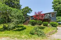 Lakefront Midcentury Cottage - 3-Star