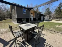 The 8's, Farmhouse Chic 4-Bedroom w/ Garage Access in Grand Marais, Pet Friendly - Homestays