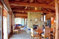 Glass Cottage Overlooking Beartooth Mountain Range - 4-Star
