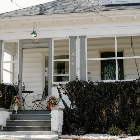 Ivy Jungalow | Bright, Clean, & near Downtown