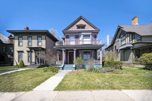 Victorian in downtown historic district. Large porches. Near lakes and trails. - 4-Star