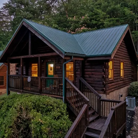 Couples Cabin - Private Hot Tub - 1 Mile to Parkway