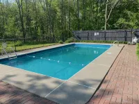 Cozy cottage with pool, walking distance to lake - Homestays