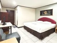 Hotel Pasar Besar RedPartner near Tugu Pahlawan Hotels in Bubutan
